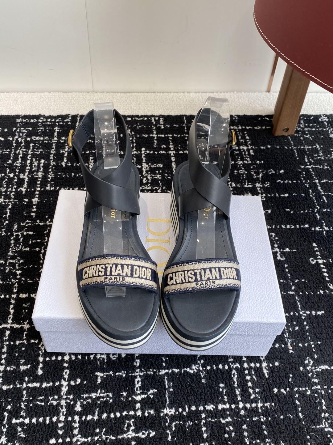 代购级
Dior 迪奥 25ss 春夏新款 IVIETA DWAY  凉鞋

 CD字母logo立体刺绣
