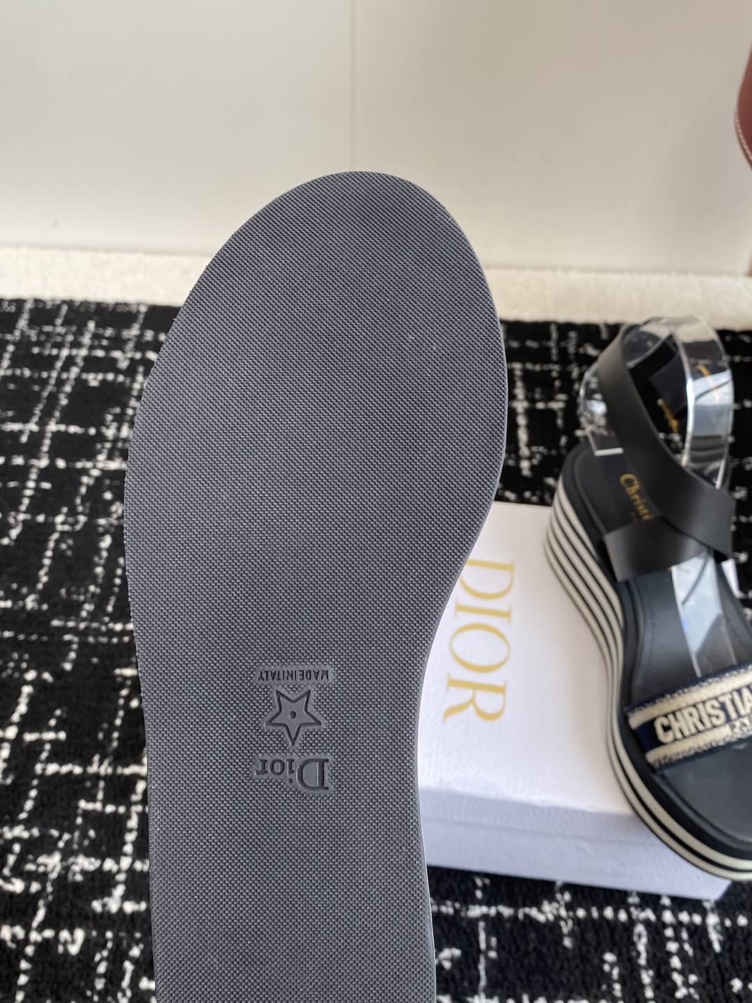 代购级
Dior 迪奥 25ss 春夏新款 IVIETA DWAY  凉鞋

 CD字母logo立体刺绣
