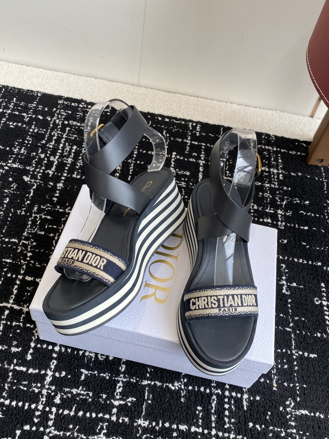 代购级
Dior 迪奥 25ss 春夏新款 IVIETA DWAY  凉鞋

 CD字母logo立体刺绣