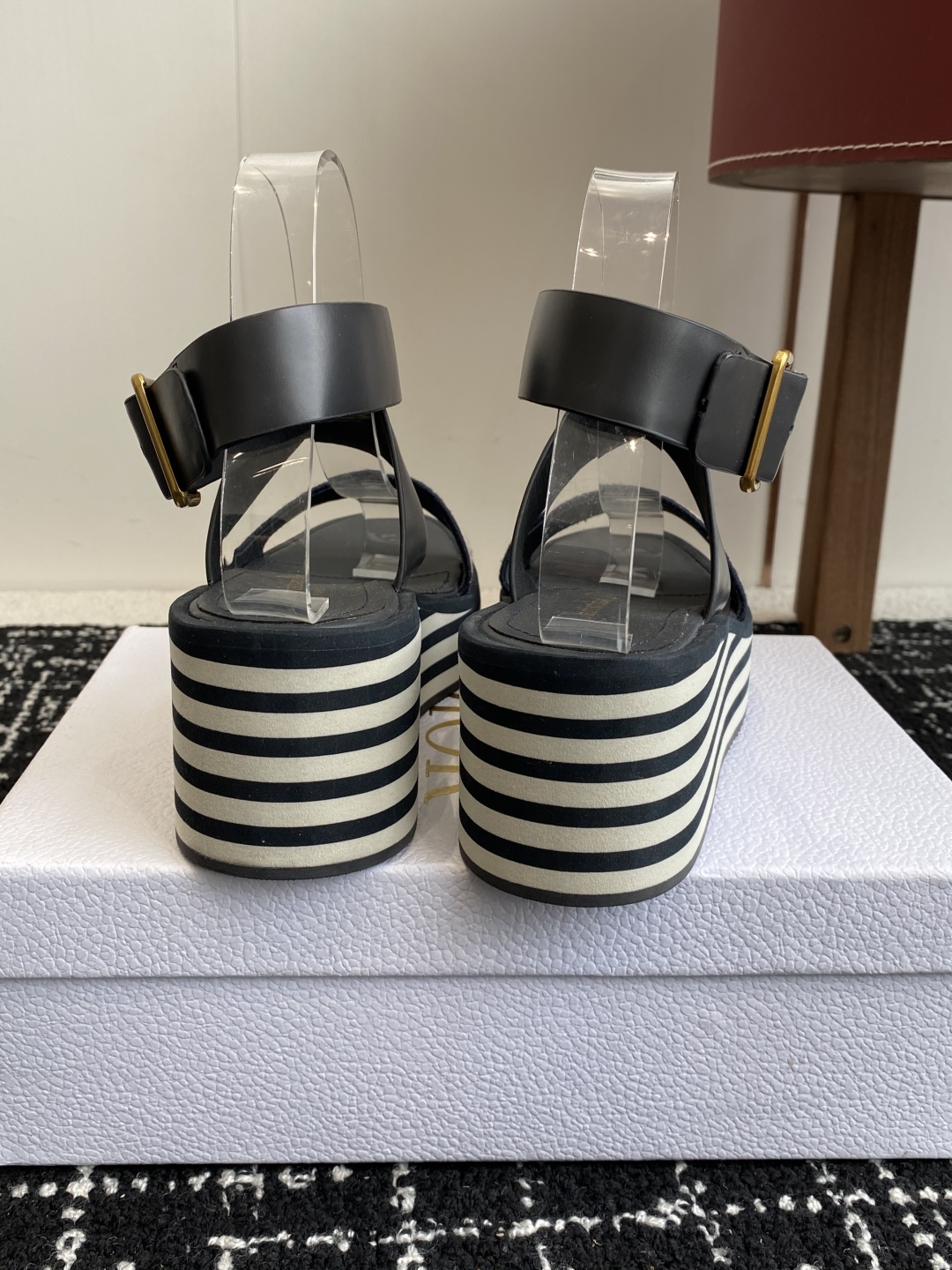 代购级
Dior 迪奥 25ss 春夏新款 IVIETA DWAY  凉鞋

 CD字母logo立体刺绣