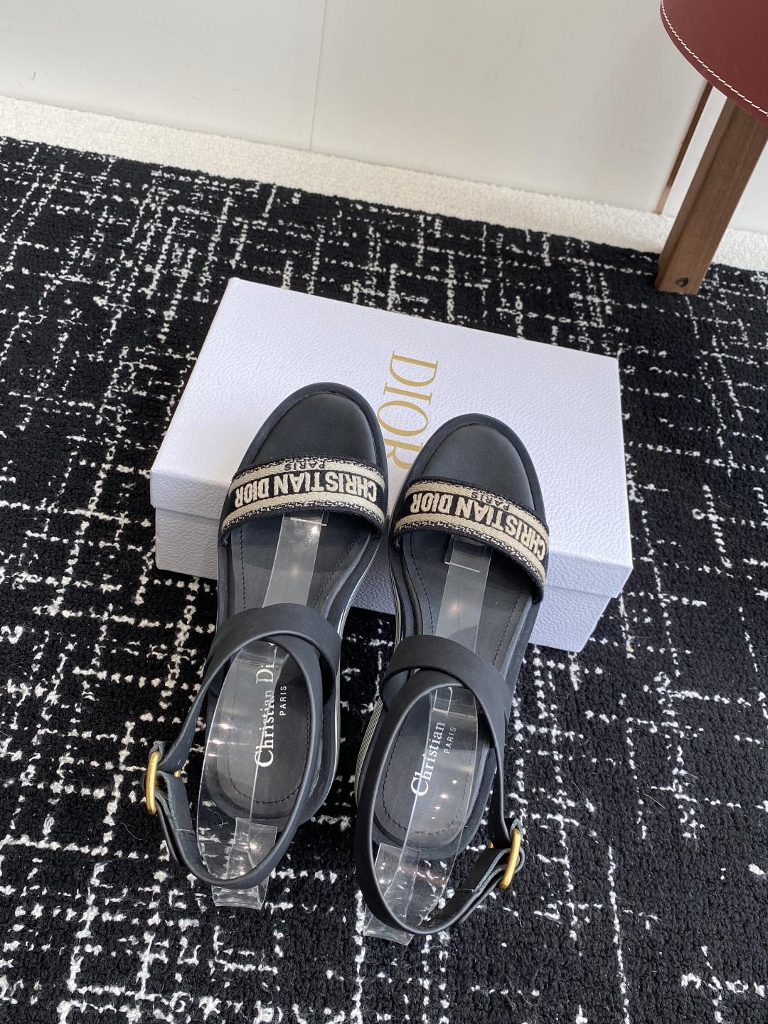 代购级
Dior 迪奥 25ss 春夏新款 IVIETA DWAY  凉鞋

 CD字母logo立体刺绣