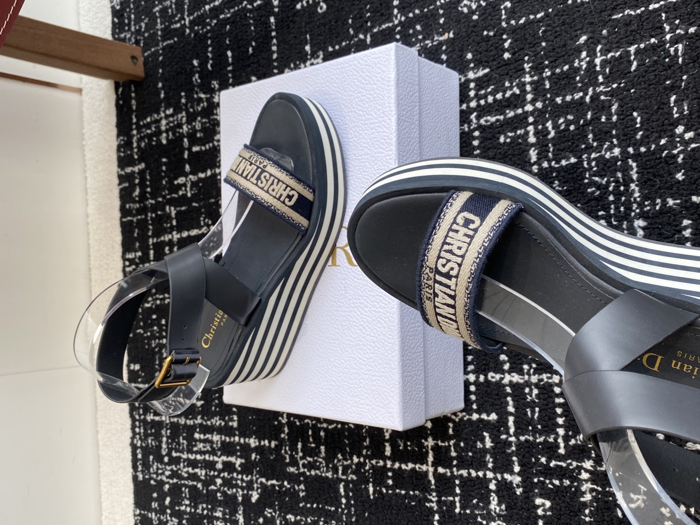 代购级
Dior 迪奥 25ss 春夏新款 IVIETA DWAY  凉鞋

 CD字母logo立体刺绣