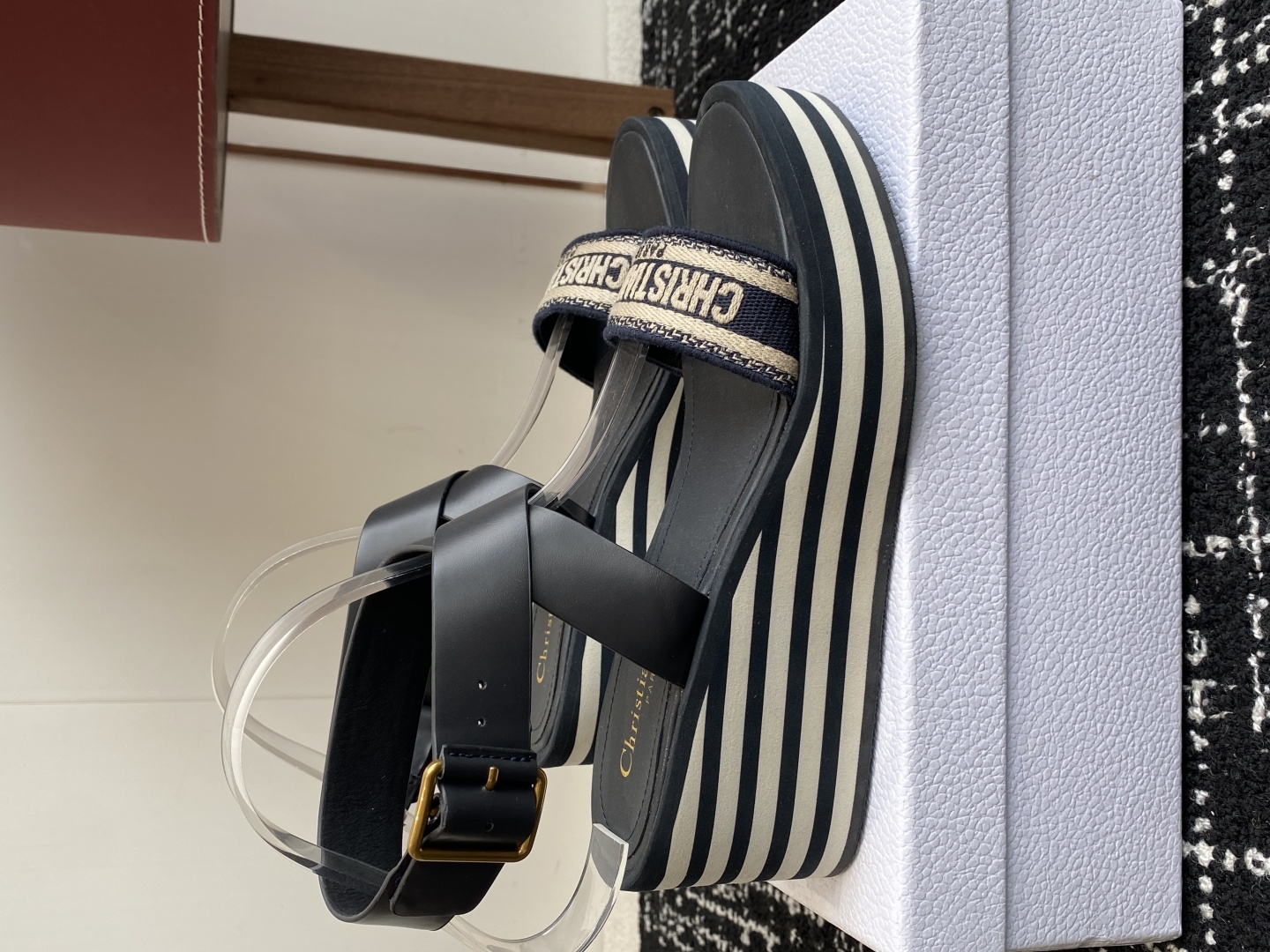 代购级
Dior 迪奥 25ss 春夏新款 IVIETA DWAY  凉鞋

 CD字母logo立体刺绣