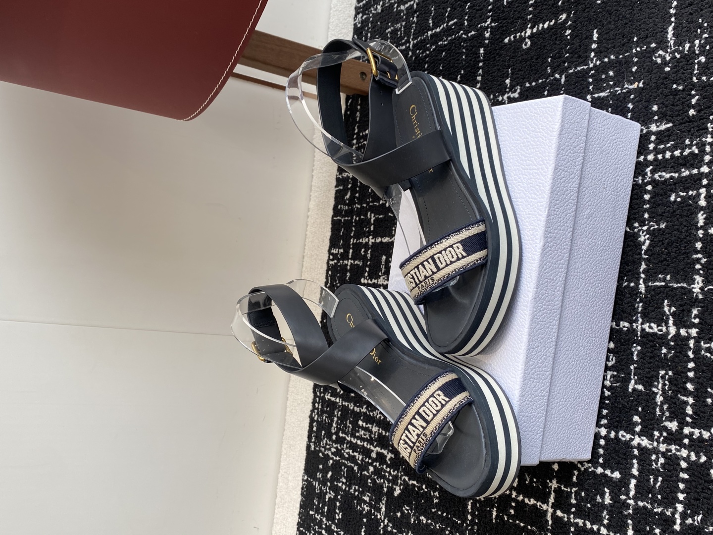 代购级
Dior 迪奥 25ss 春夏新款 IVIETA DWAY  凉鞋

 CD字母logo立体刺绣