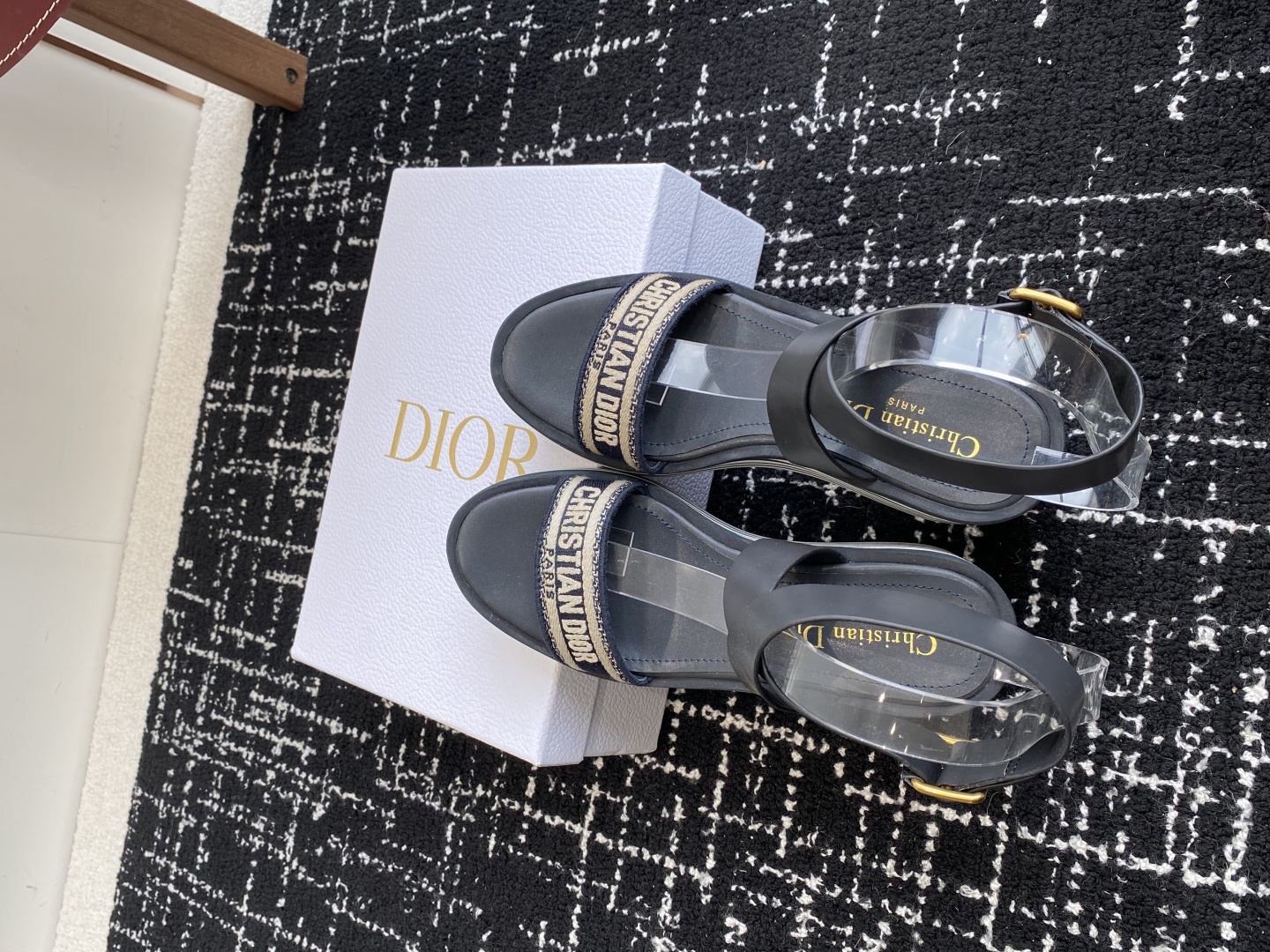 代购级
Dior 迪奥 25ss 春夏新款 IVIETA DWAY  凉鞋

 CD字母logo立体刺绣
