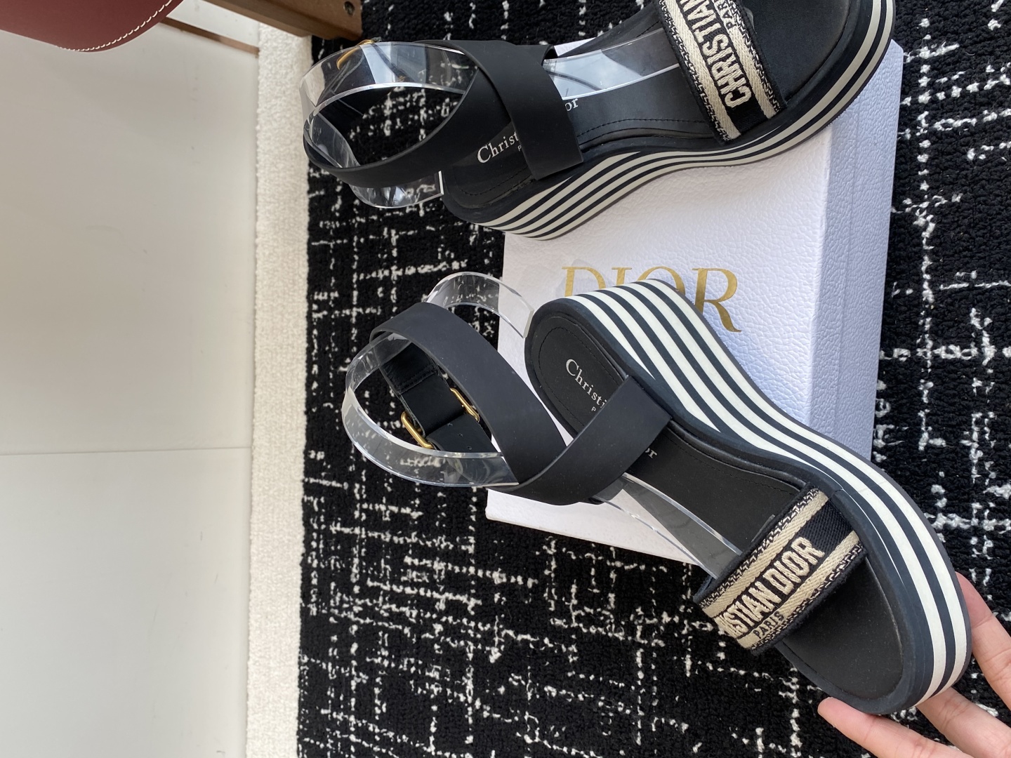 代购级
Dior 迪奥 25ss 春夏新款 IVIETA DWAY  凉鞋

 CD字母logo立体刺绣