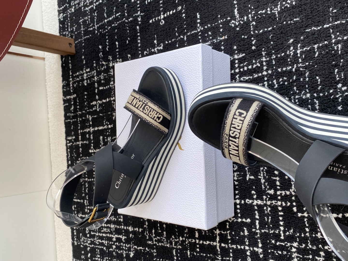 代购级
Dior 迪奥 25ss 春夏新款 IVIETA DWAY  凉鞋

 CD字母logo立体刺绣