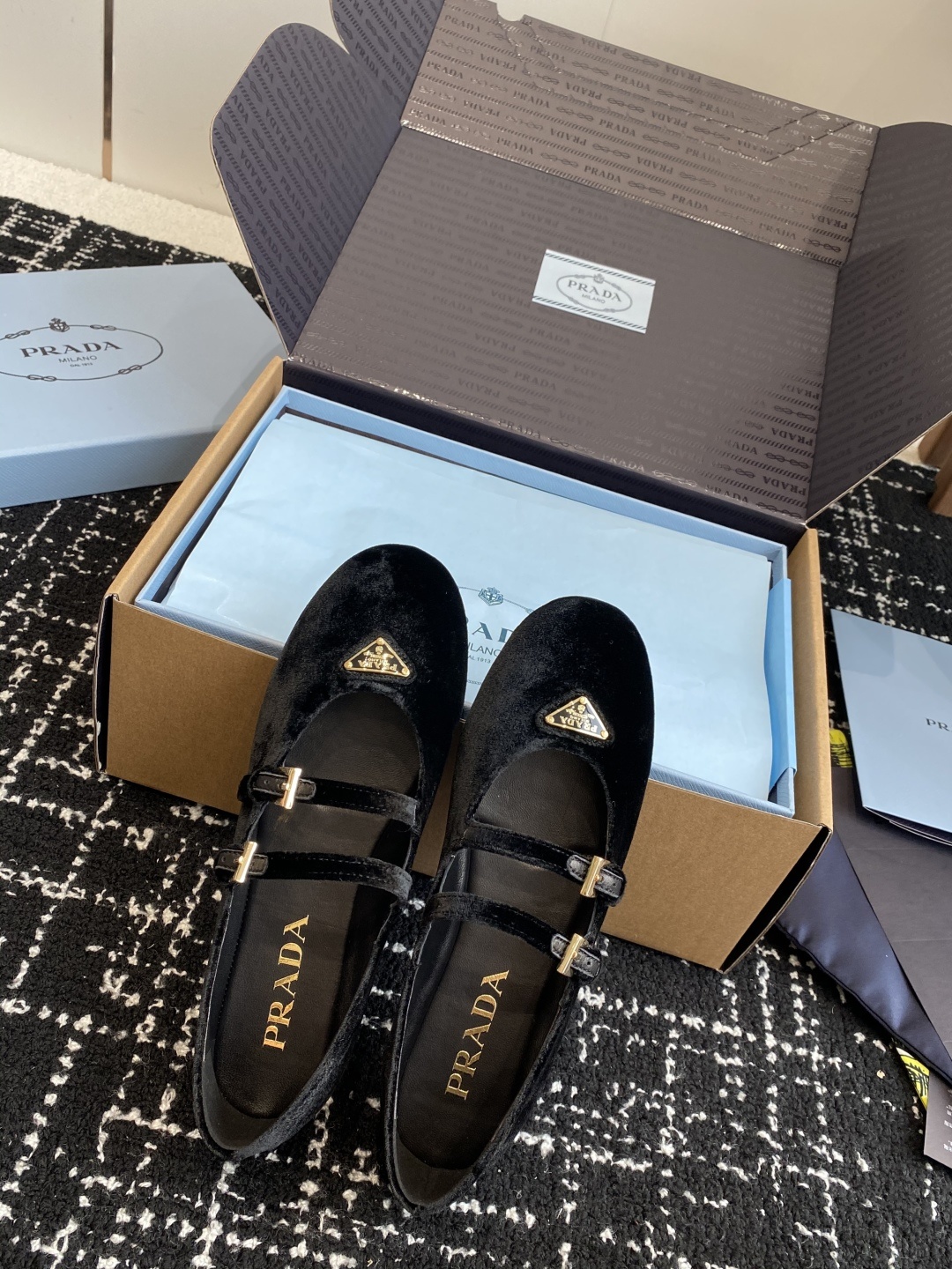 东莞代购级(⚠️官网同步✈️盒包装)
PRADA 24ss 普拉达春夏新品 实力来袭 Prada Glo