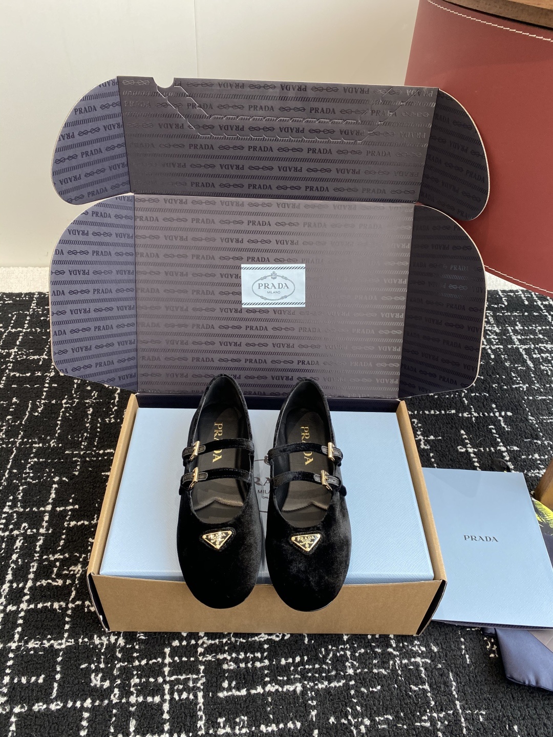 东莞代购级(⚠️官网同步✈️盒包装)
PRADA 24ss 普拉达春夏新品 实力来袭 Prada Glo