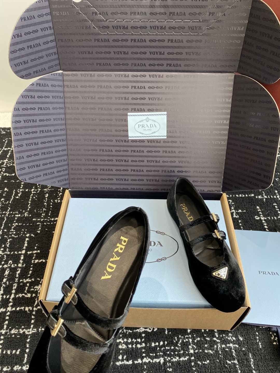 东莞代购级(⚠️官网同步✈️盒包装)
PRADA 24ss 普拉达春夏新品 实力来袭 Prada Glo