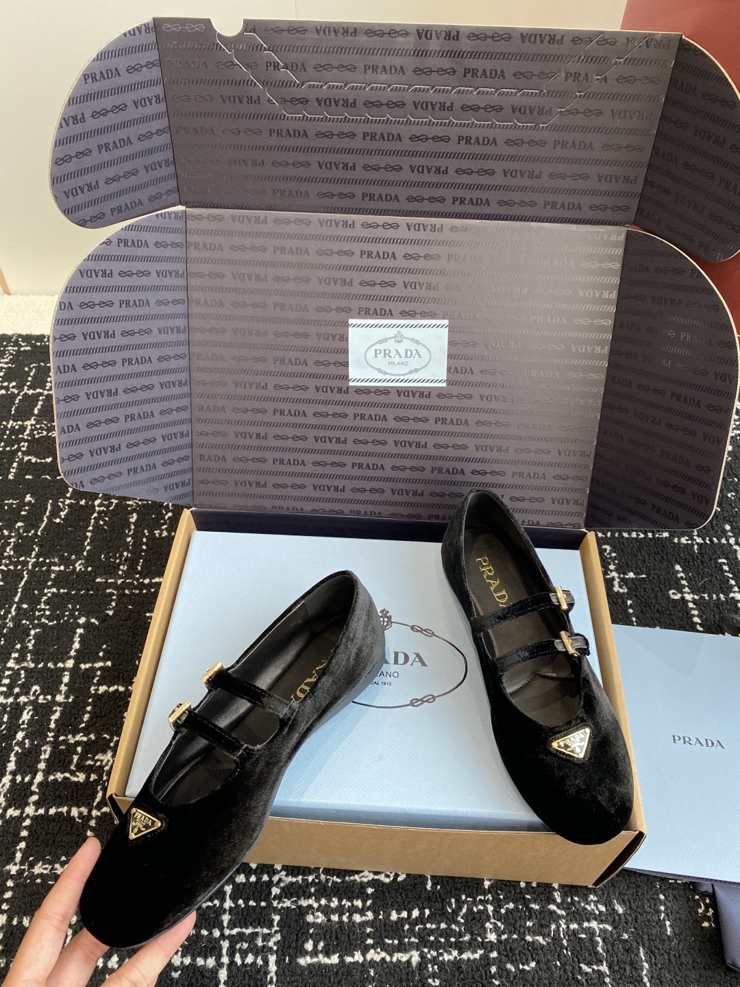 东莞代购级(⚠️官网同步✈️盒包装)
PRADA 24ss 普拉达春夏新品 实力来袭 Prada Glo