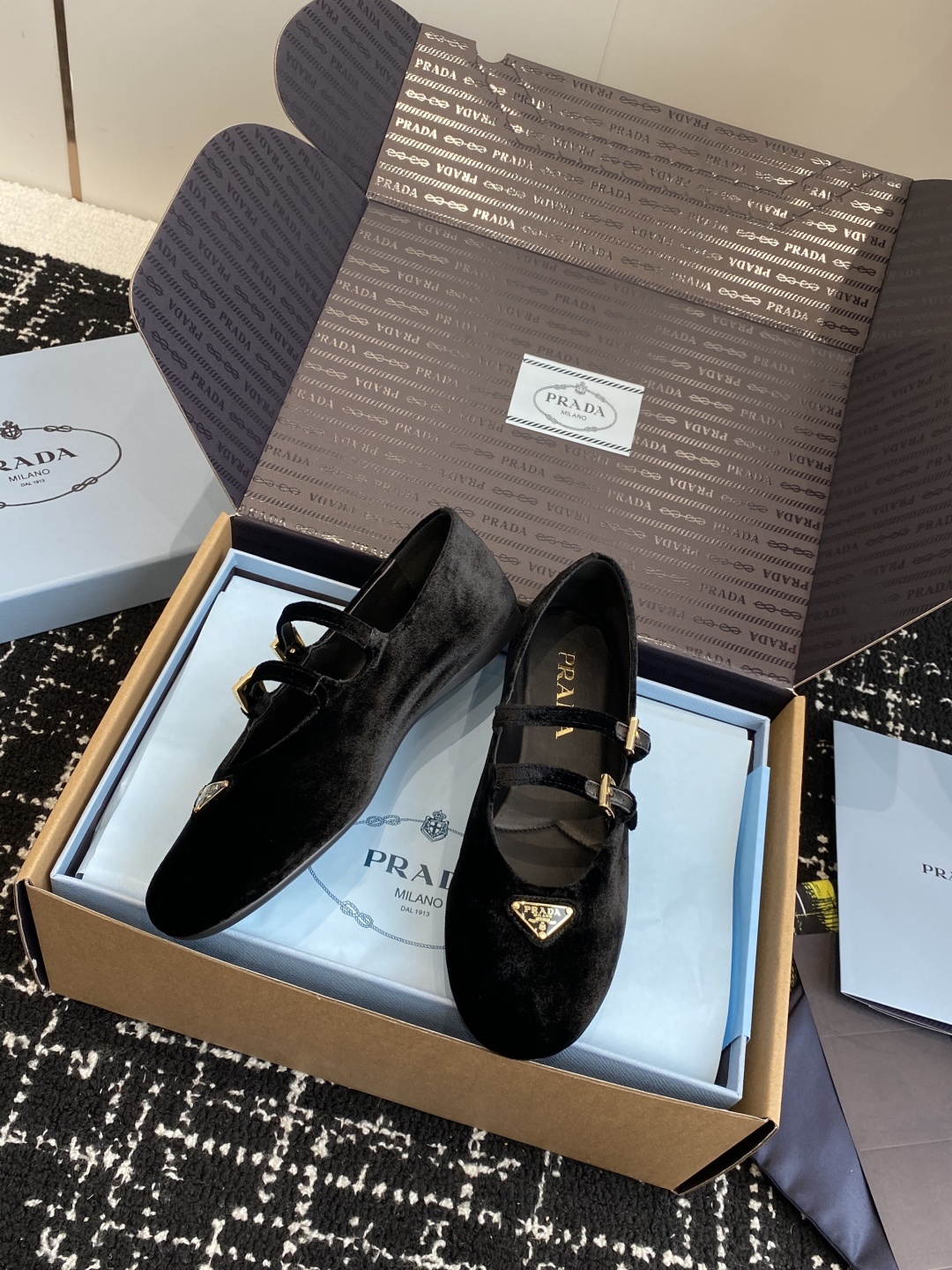 东莞代购级(⚠️官网同步✈️盒包装)
PRADA 24ss 普拉达春夏新品 实力来袭 Prada Glo