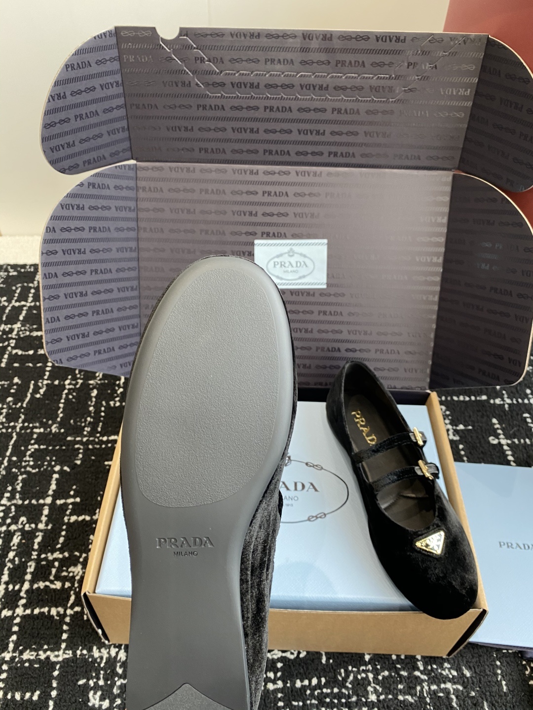 东莞代购级(⚠️官网同步✈️盒包装)
PRADA 24ss 普拉达春夏新品 实力来袭 Prada Glo