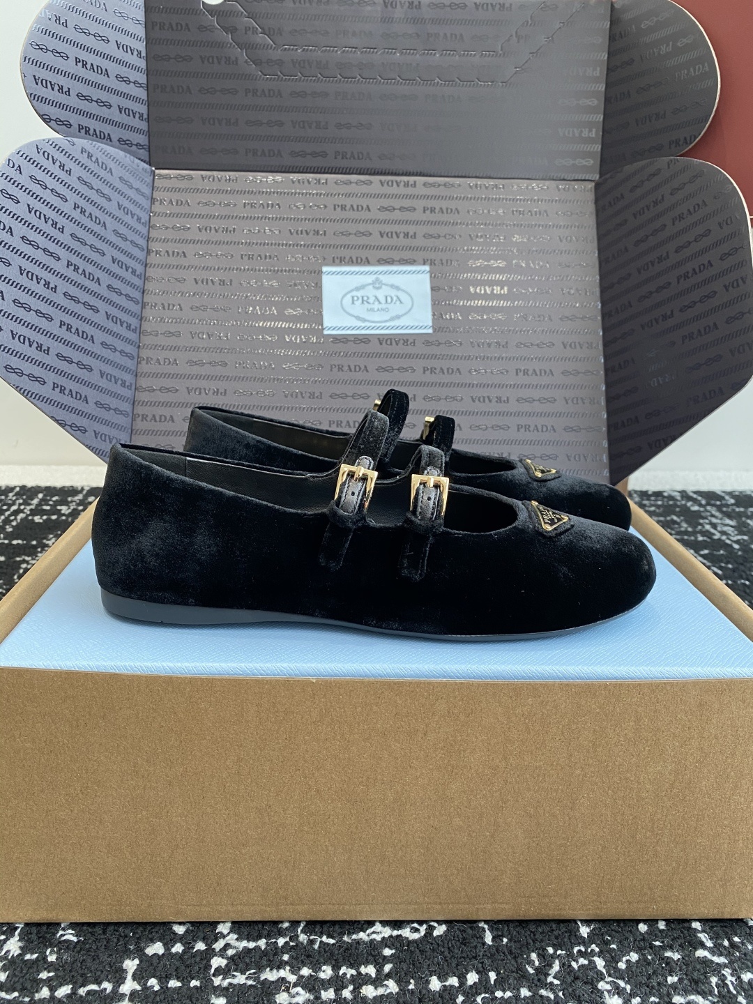 东莞代购级(⚠️官网同步✈️盒包装)
PRADA 24ss 普拉达春夏新品 实力来袭 Prada Glo
