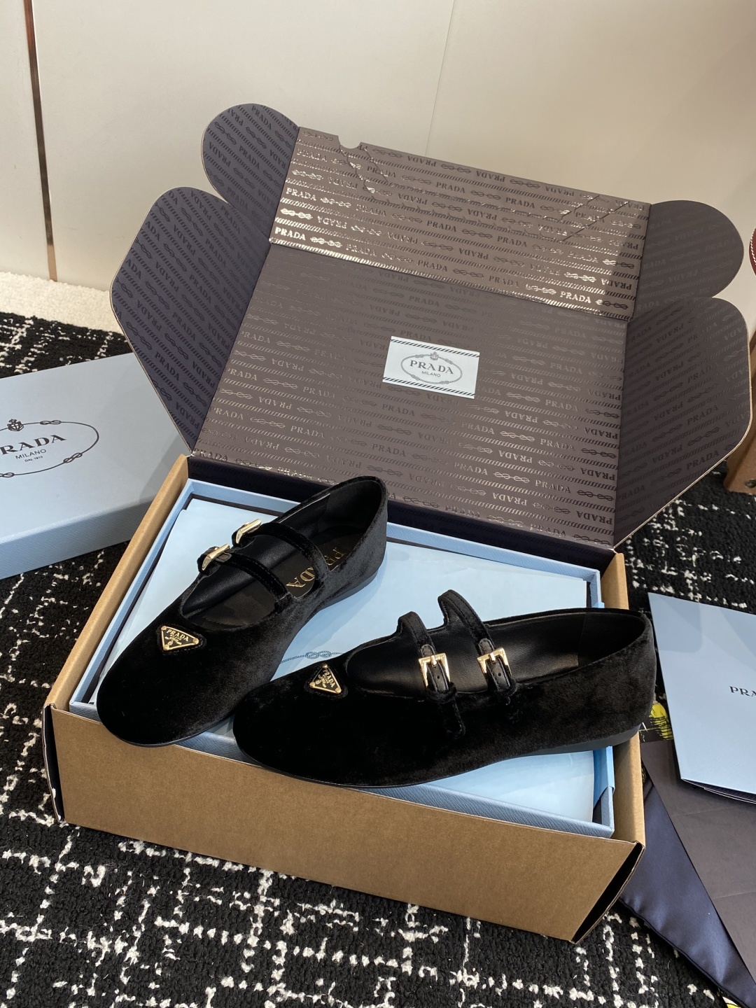 东莞代购级(⚠️官网同步✈️盒包装)
PRADA 24ss 普拉达春夏新品 实力来袭 Prada Glo
