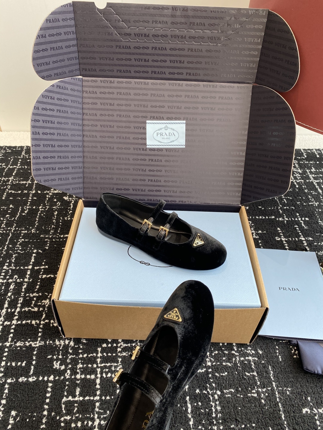 东莞代购级(⚠️官网同步✈️盒包装)
PRADA 24ss 普拉达春夏新品 实力来袭 Prada Glo