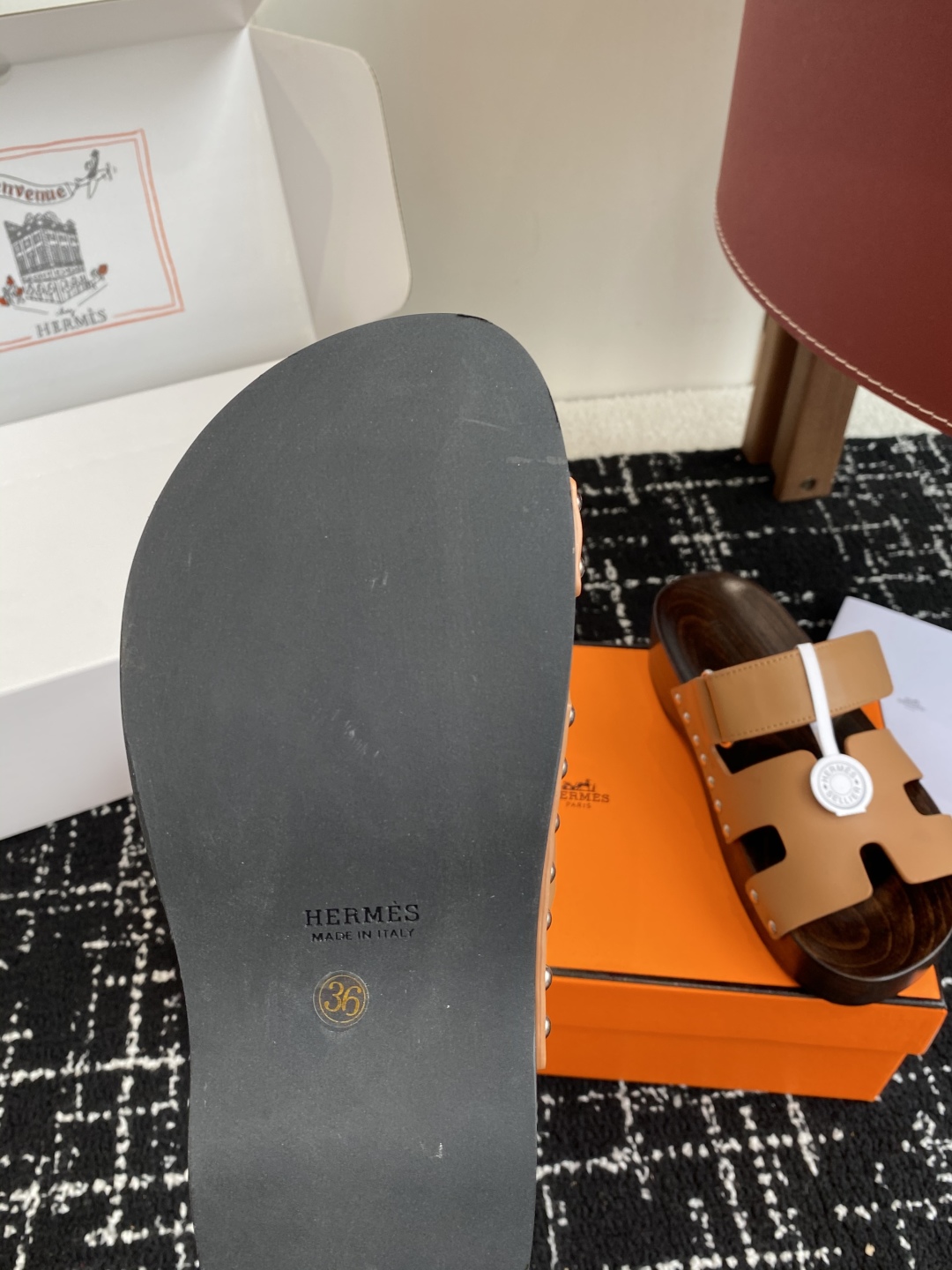 代购级
(⚠️官网同步✈️飞机盒包装）
HERMES 爱马仕二舅拖 Chypre这双查帕斯粉拼军绿的拖鞋
