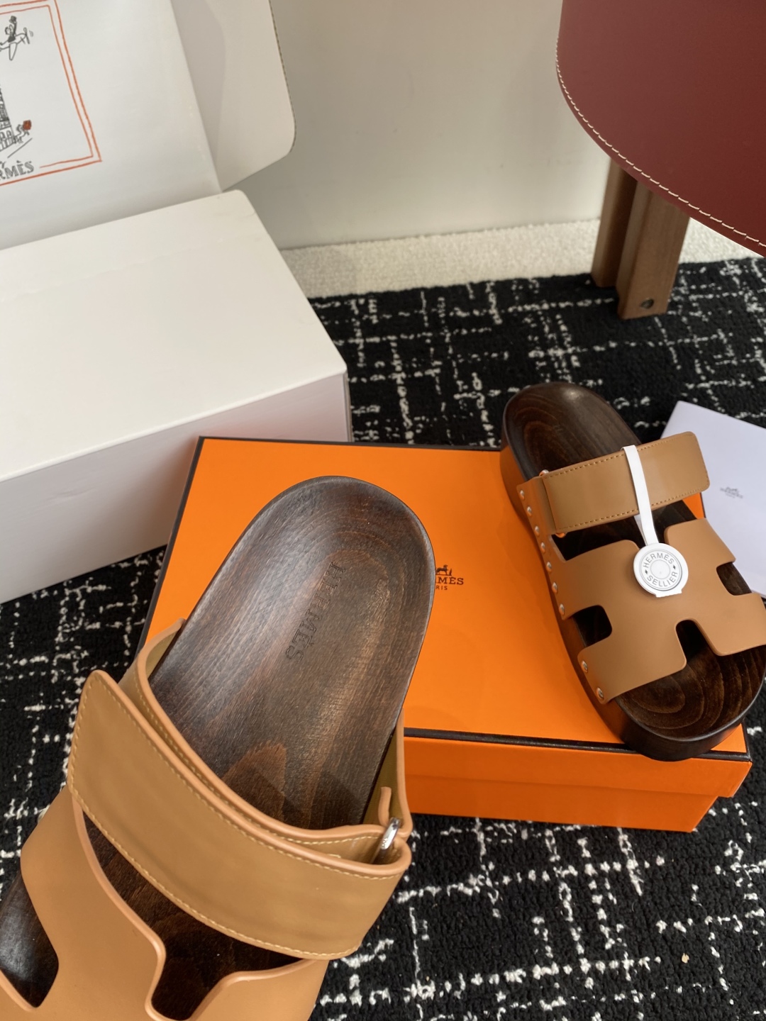 代购级
(⚠️官网同步✈️飞机盒包装）
HERMES 爱马仕二舅拖 Chypre这双查帕斯粉拼军绿的拖鞋