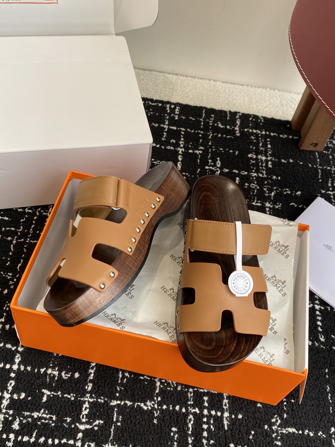 代购级
(⚠️官网同步✈️飞机盒包装）
HERMES 爱马仕二舅拖 Chypre这双查帕斯粉拼军绿的拖鞋