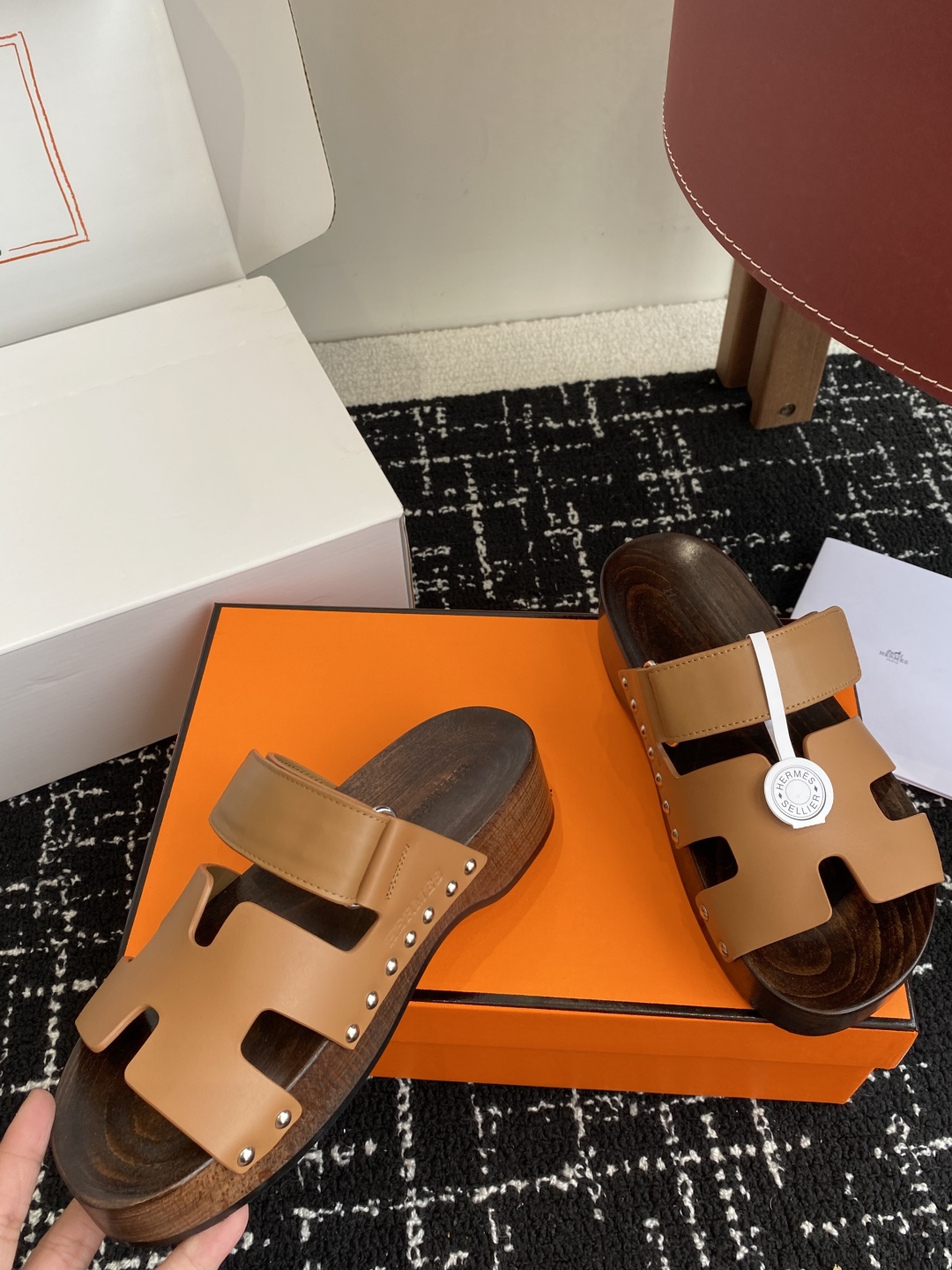 代购级
(⚠️官网同步✈️飞机盒包装）
HERMES 爱马仕二舅拖 Chypre这双查帕斯粉拼军绿的拖鞋