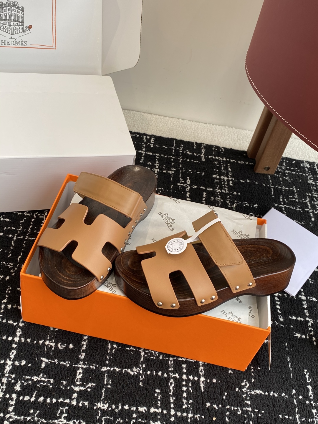代购级
(⚠️官网同步✈️飞机盒包装）
HERMES 爱马仕二舅拖 Chypre这双查帕斯粉拼军绿的拖鞋