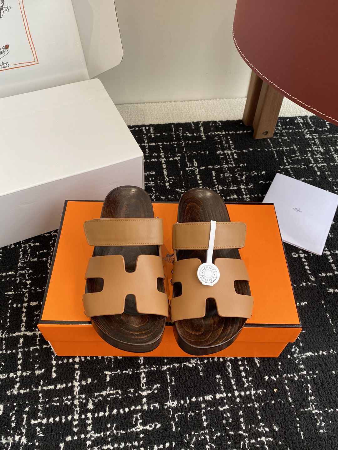 代购级
(⚠️官网同步✈️飞机盒包装）
HERMES 爱马仕二舅拖 Chypre这双查帕斯粉拼军绿的拖鞋