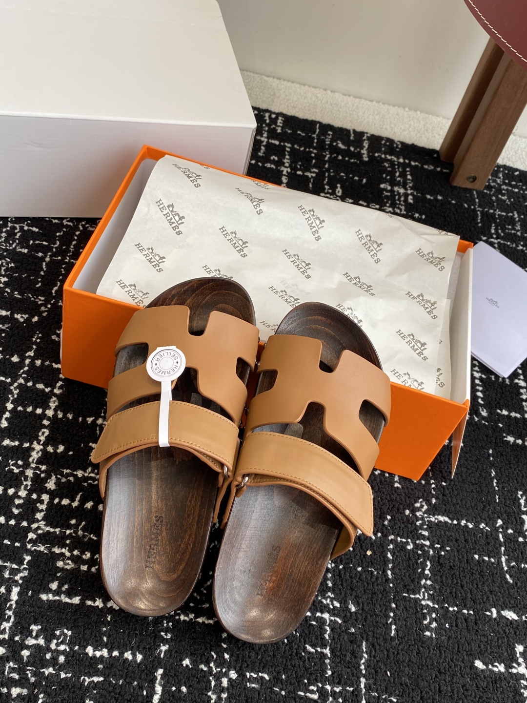 代购级
(⚠️官网同步✈️飞机盒包装）
HERMES 爱马仕二舅拖 Chypre这双查帕斯粉拼军绿的拖鞋