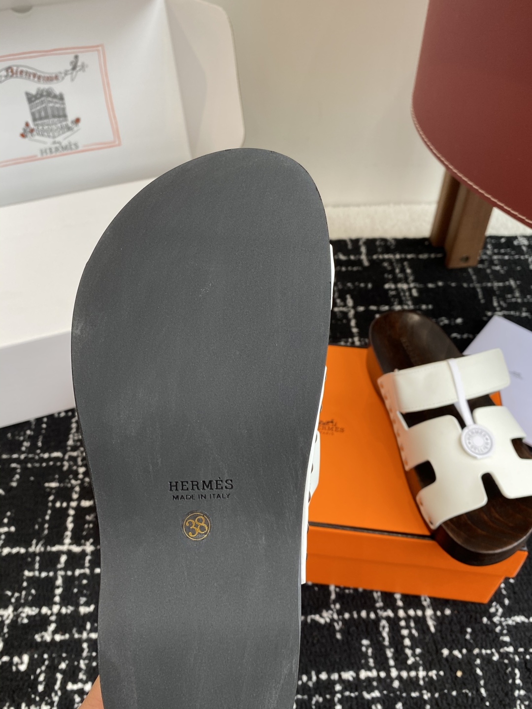 代购级
(⚠️官网同步✈️飞机盒包装）
HERMES 爱马仕二舅拖 Chypre这双查帕斯粉拼军绿的拖鞋