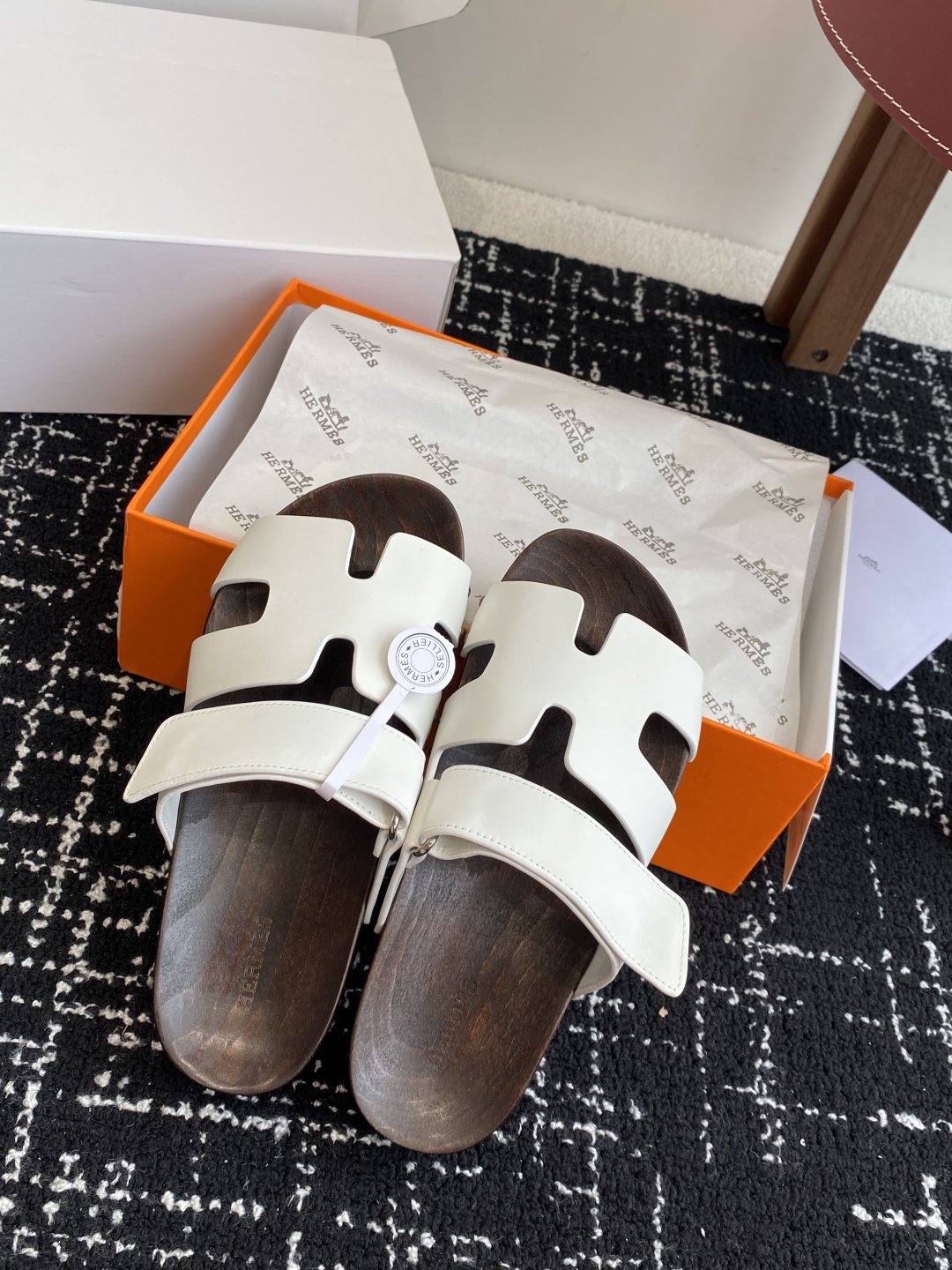 代购级
(⚠️官网同步✈️飞机盒包装）
HERMES 爱马仕二舅拖 Chypre这双查帕斯粉拼军绿的拖鞋