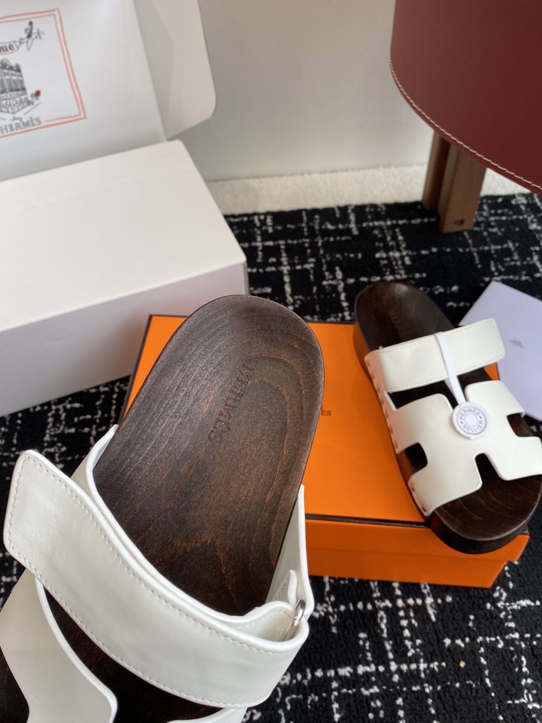 代购级
(⚠️官网同步✈️飞机盒包装）
HERMES 爱马仕二舅拖 Chypre这双查帕斯粉拼军绿的拖鞋