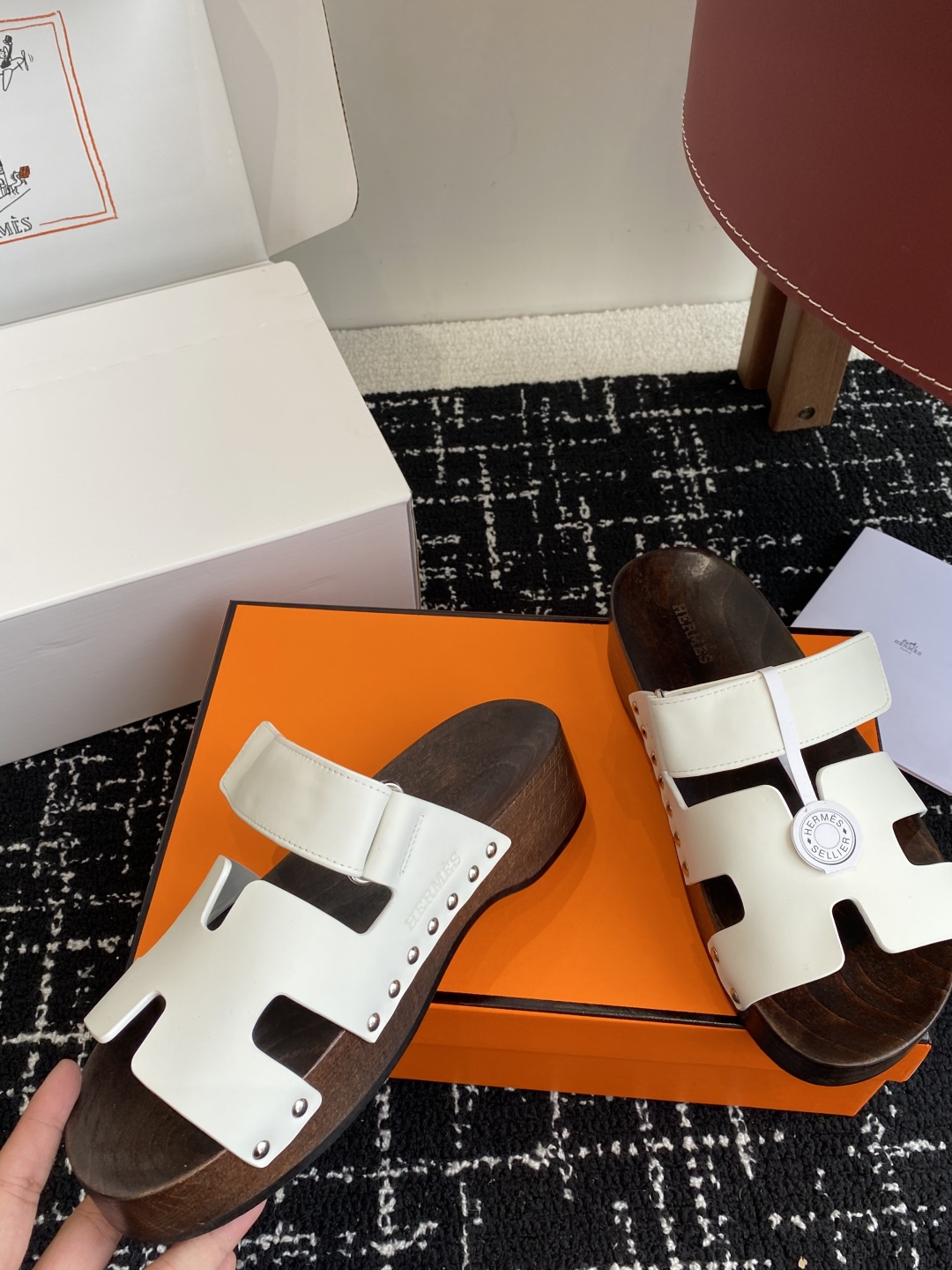 代购级
(⚠️官网同步✈️飞机盒包装）
HERMES 爱马仕二舅拖 Chypre这双查帕斯粉拼军绿的拖鞋
