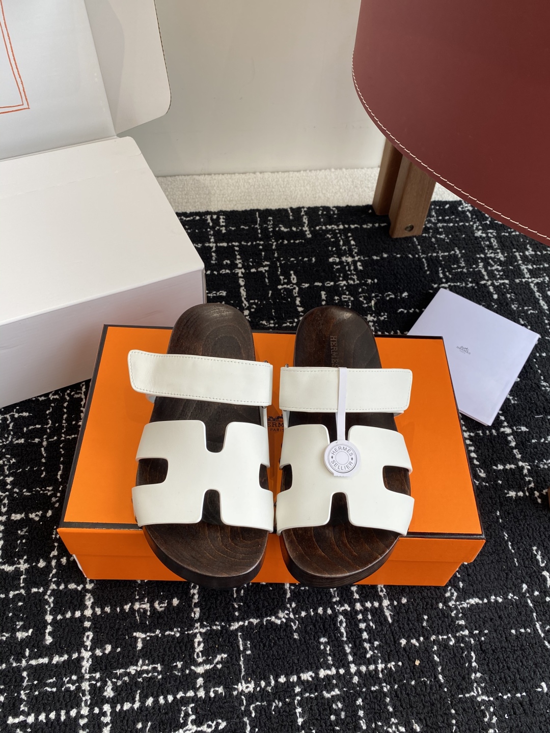 代购级
(⚠️官网同步✈️飞机盒包装）
HERMES 爱马仕二舅拖 Chypre这双查帕斯粉拼军绿的拖鞋