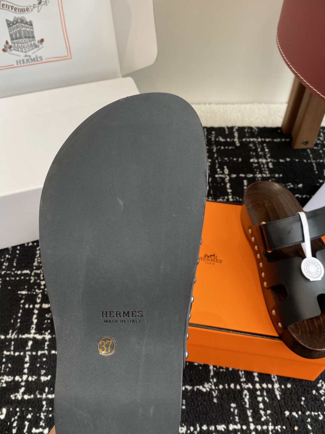 代购级
(⚠️官网同步✈️飞机盒包装）
HERMES 爱马仕二舅拖 Chypre这双查帕斯粉拼军绿的拖鞋