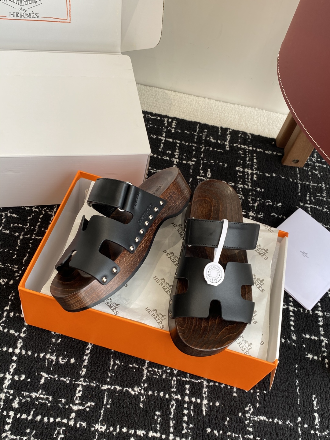 代购级
(⚠️官网同步✈️飞机盒包装）
HERMES 爱马仕二舅拖 Chypre这双查帕斯粉拼军绿的拖鞋
