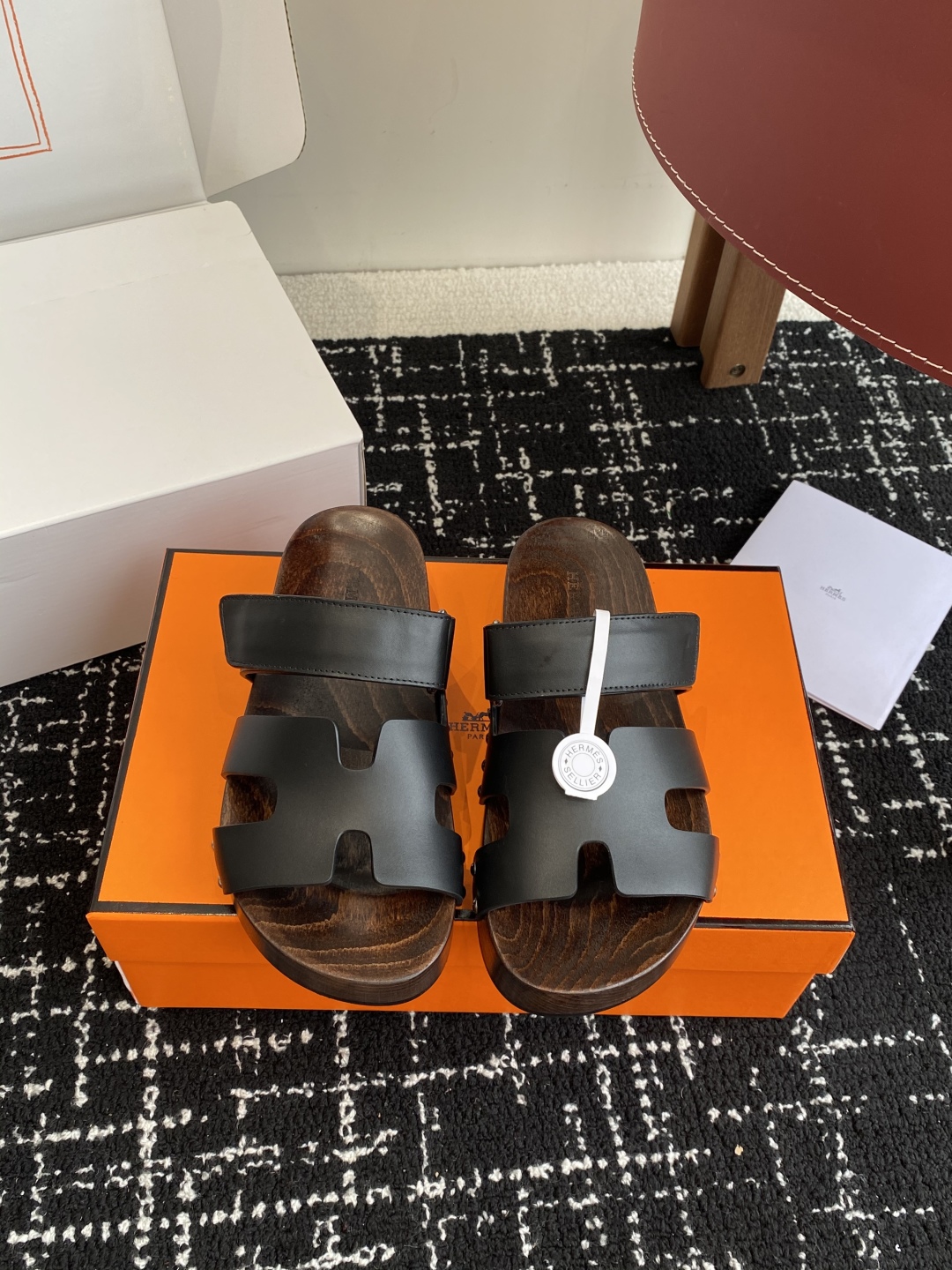 代购级
(⚠️官网同步✈️飞机盒包装）
HERMES 爱马仕二舅拖 Chypre这双查帕斯粉拼军绿的拖鞋