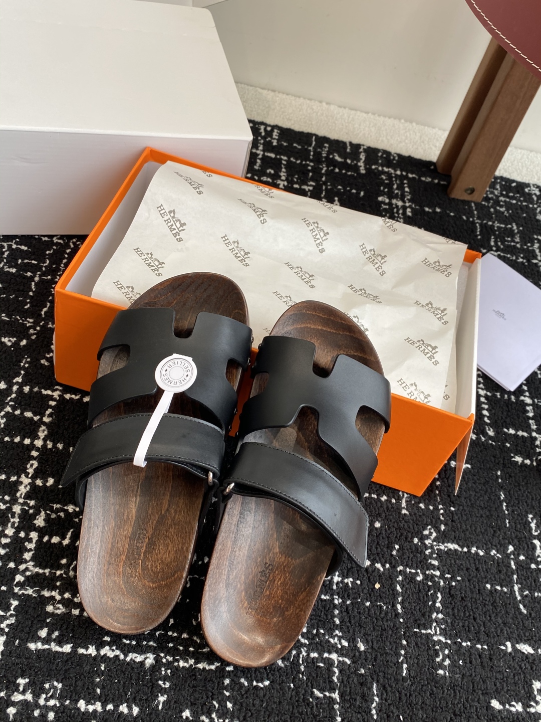 代购级
(⚠️官网同步✈️飞机盒包装）
HERMES 爱马仕二舅拖 Chypre这双查帕斯粉拼军绿的拖鞋