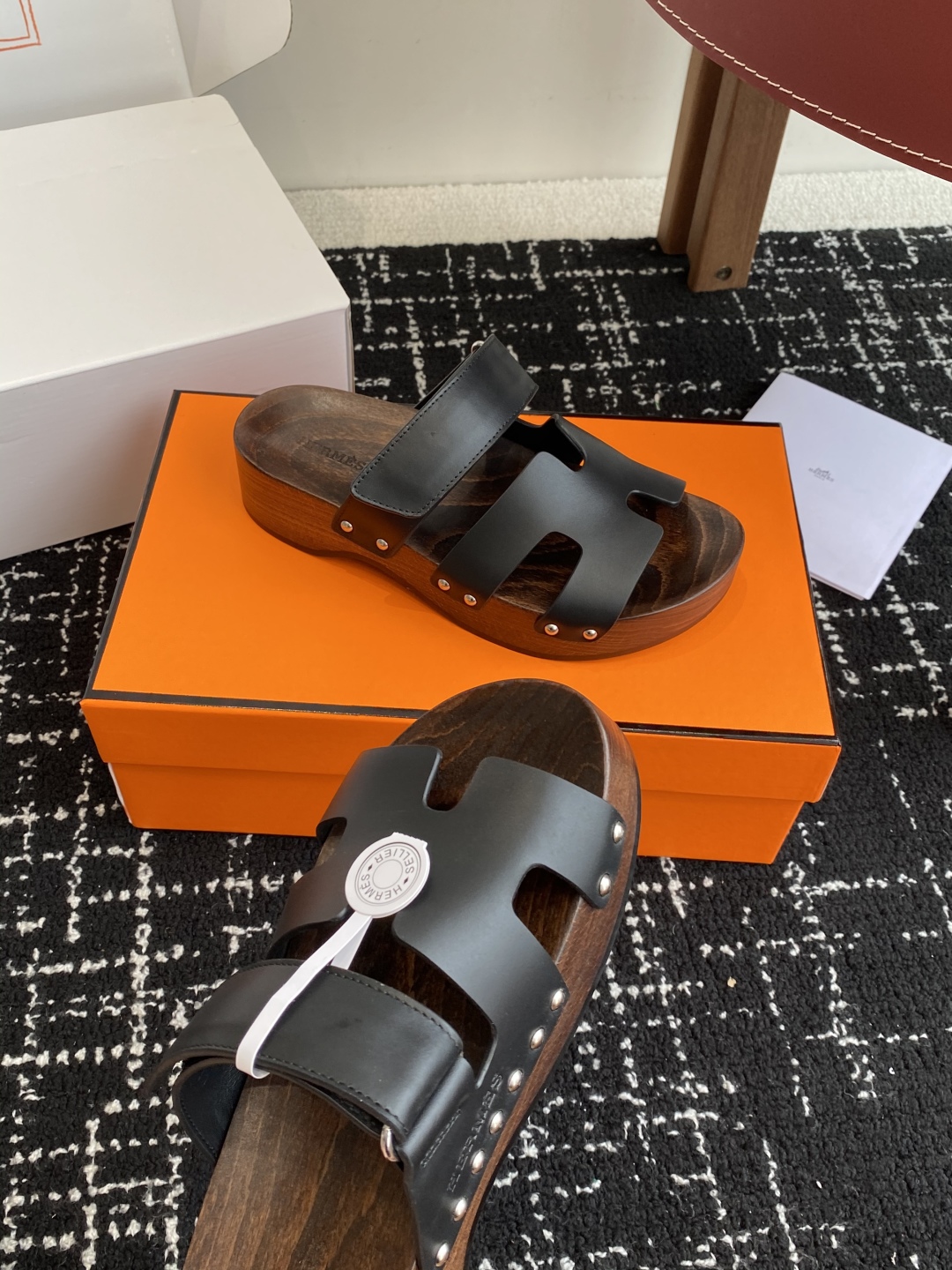 代购级
(⚠️官网同步✈️飞机盒包装）
HERMES 爱马仕二舅拖 Chypre这双查帕斯粉拼军绿的拖鞋