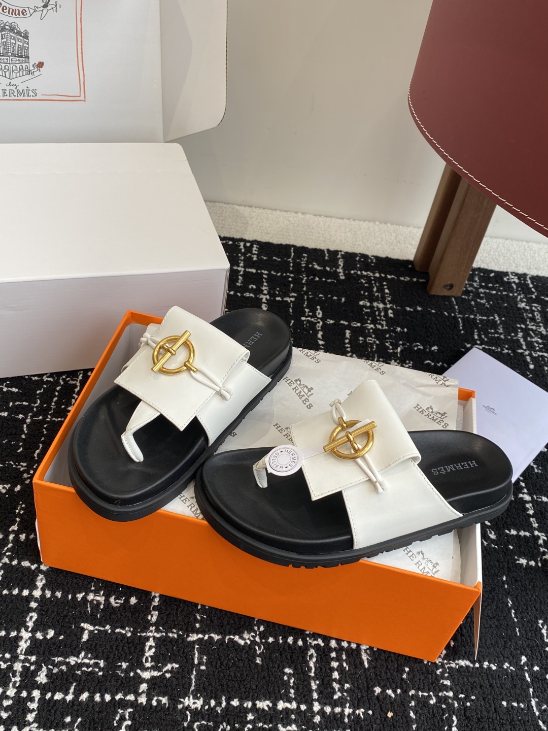 代购级
(⚠️官网同步✈️飞机盒包装）
HERMES 25ss 夹脚拖鞋在专柜是需要靠抢的，特别好搭

