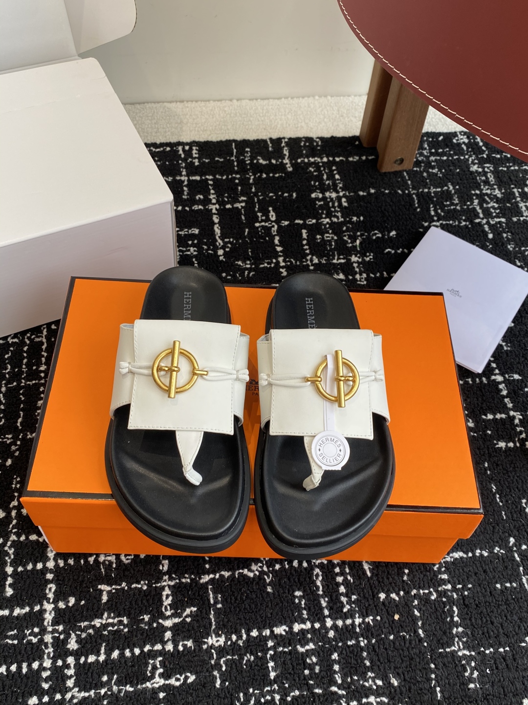 代购级
(⚠️官网同步✈️飞机盒包装）
HERMES 25ss 夹脚拖鞋在专柜是需要靠抢的，特别好搭

