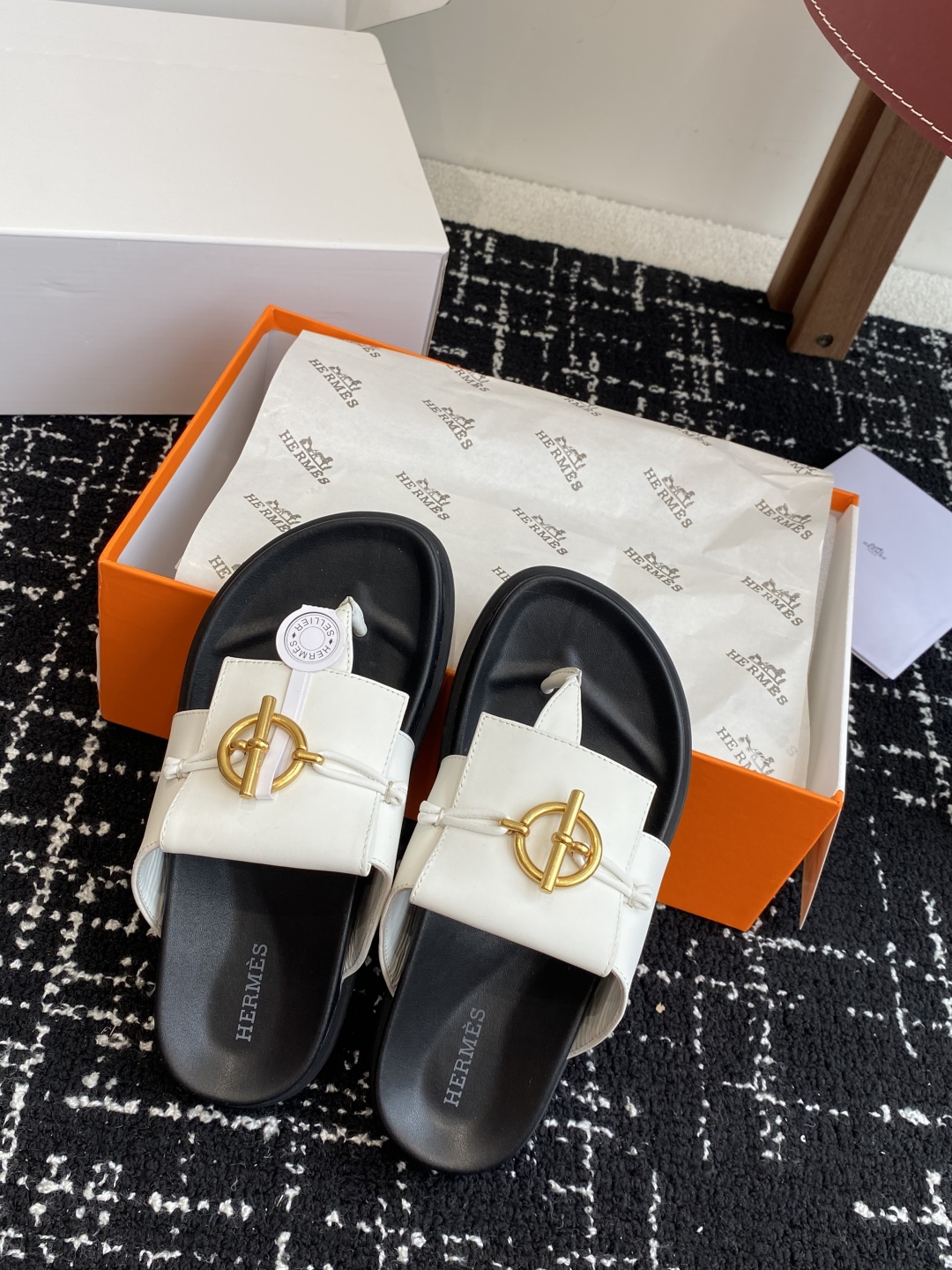 代购级
(⚠️官网同步✈️飞机盒包装）
HERMES 25ss 夹脚拖鞋在专柜是需要靠抢的，特别好搭

