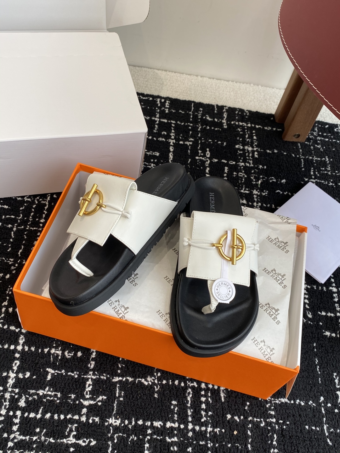 代购级
(⚠️官网同步✈️飞机盒包装）
HERMES 25ss 夹脚拖鞋在专柜是需要靠抢的，特别好搭

