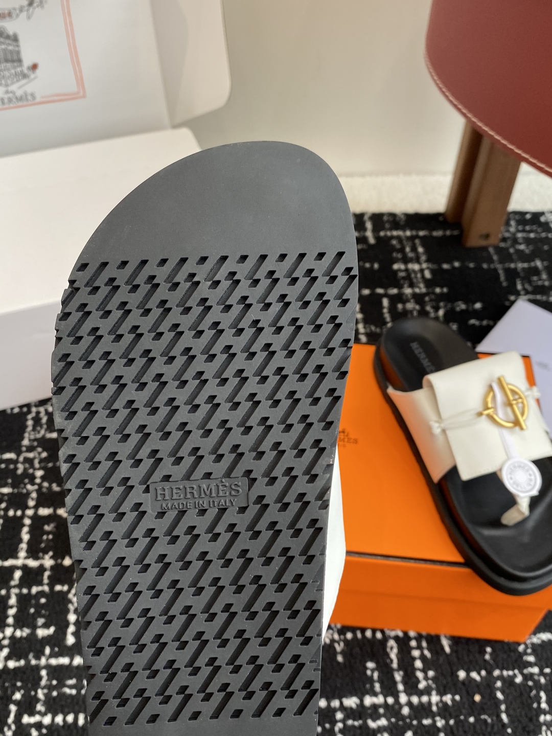 代购级
(⚠️官网同步✈️飞机盒包装）
HERMES 25ss 夹脚拖鞋在专柜是需要靠抢的，特别好搭


