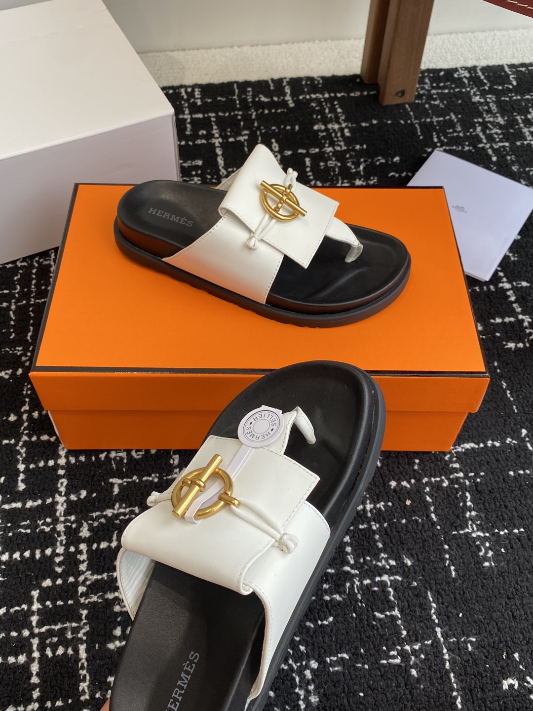 代购级
(⚠️官网同步✈️飞机盒包装）
HERMES 25ss 夹脚拖鞋在专柜是需要靠抢的，特别好搭

