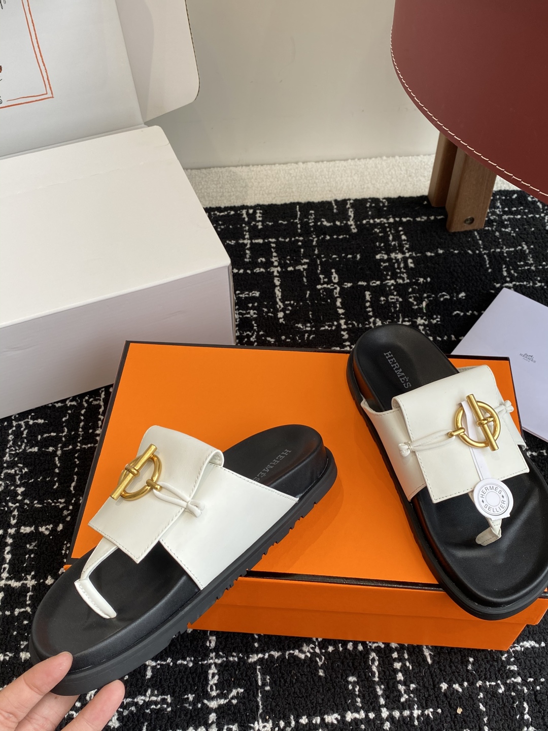 代购级
(⚠️官网同步✈️飞机盒包装）
HERMES 25ss 夹脚拖鞋在专柜是需要靠抢的，特别好搭


