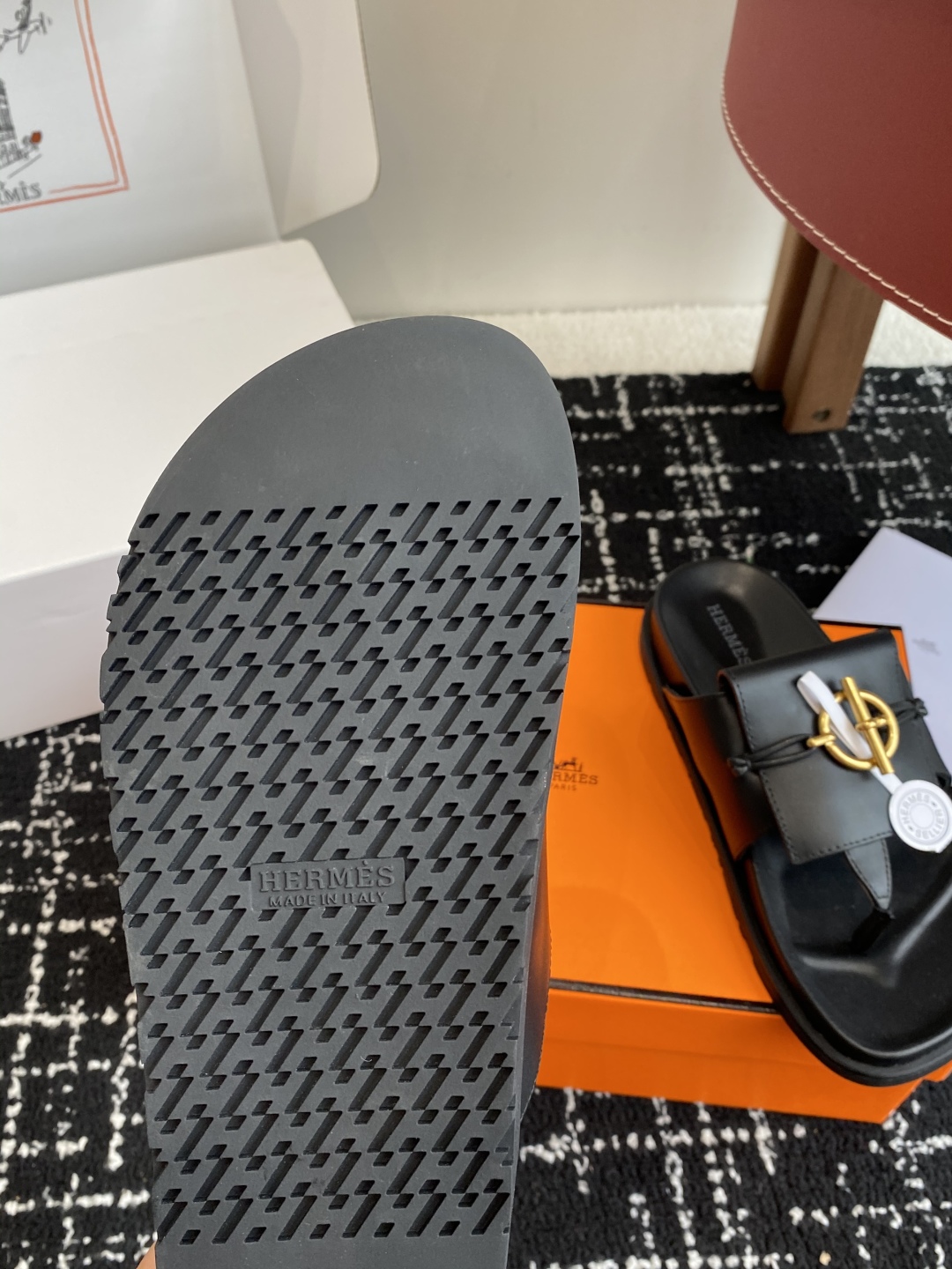 代购级
(⚠️官网同步✈️飞机盒包装）
HERMES 25ss 夹脚拖鞋在专柜是需要靠抢的，特别好搭

