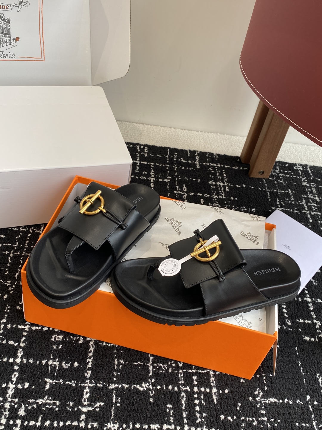 代购级
(⚠️官网同步✈️飞机盒包装）
HERMES 25ss 夹脚拖鞋在专柜是需要靠抢的，特别好搭

