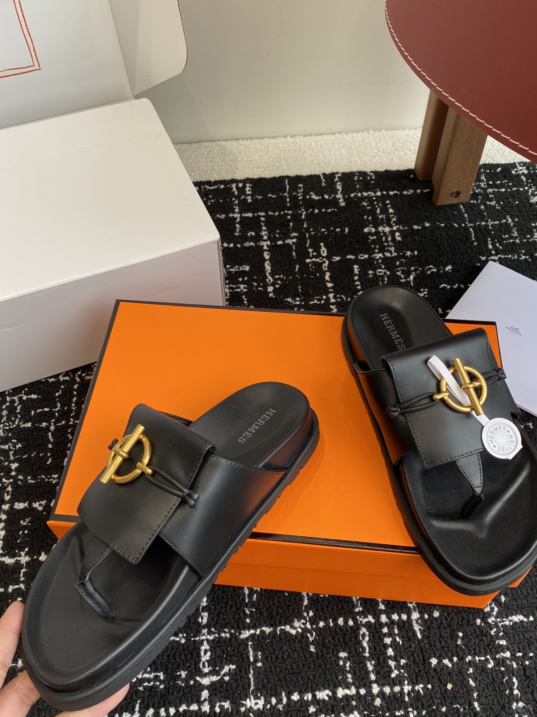 代购级
(⚠️官网同步✈️飞机盒包装）
HERMES 25ss 夹脚拖鞋在专柜是需要靠抢的，特别好搭

