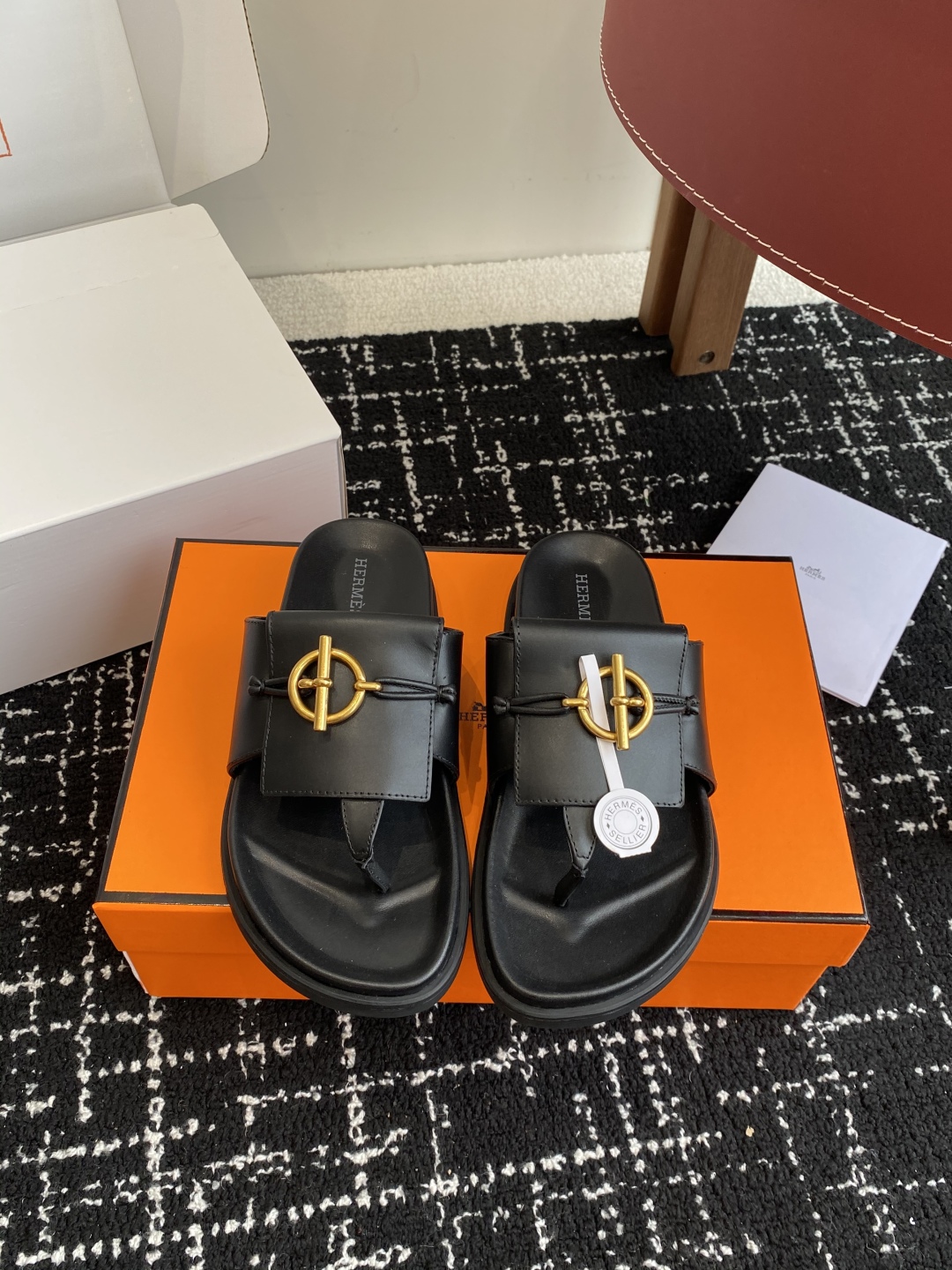 代购级
(⚠️官网同步✈️飞机盒包装）
HERMES 25ss 夹脚拖鞋在专柜是需要靠抢的，特别好搭

