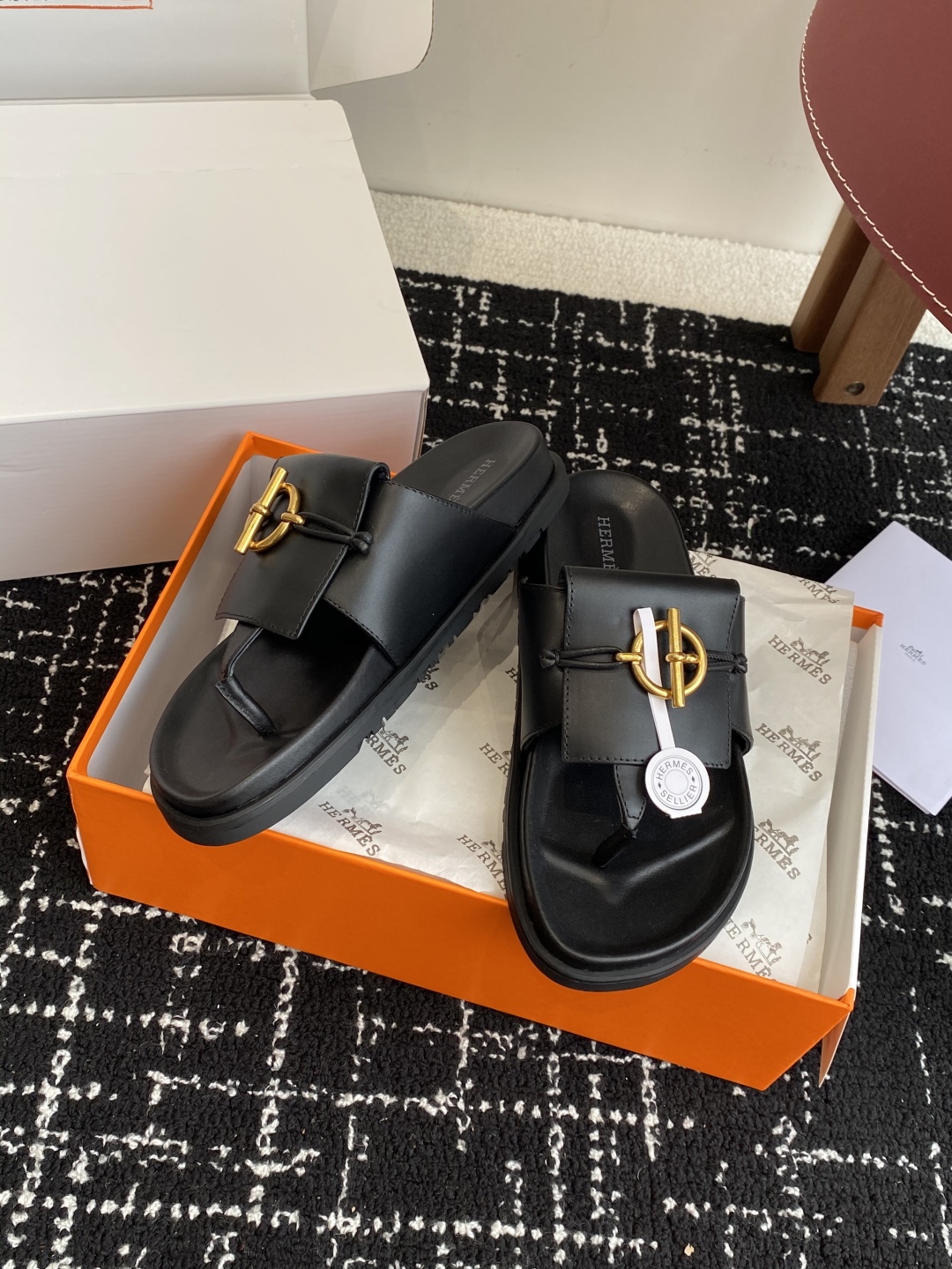 代购级
(⚠️官网同步✈️飞机盒包装）
HERMES 25ss 夹脚拖鞋在专柜是需要靠抢的，特别好搭


