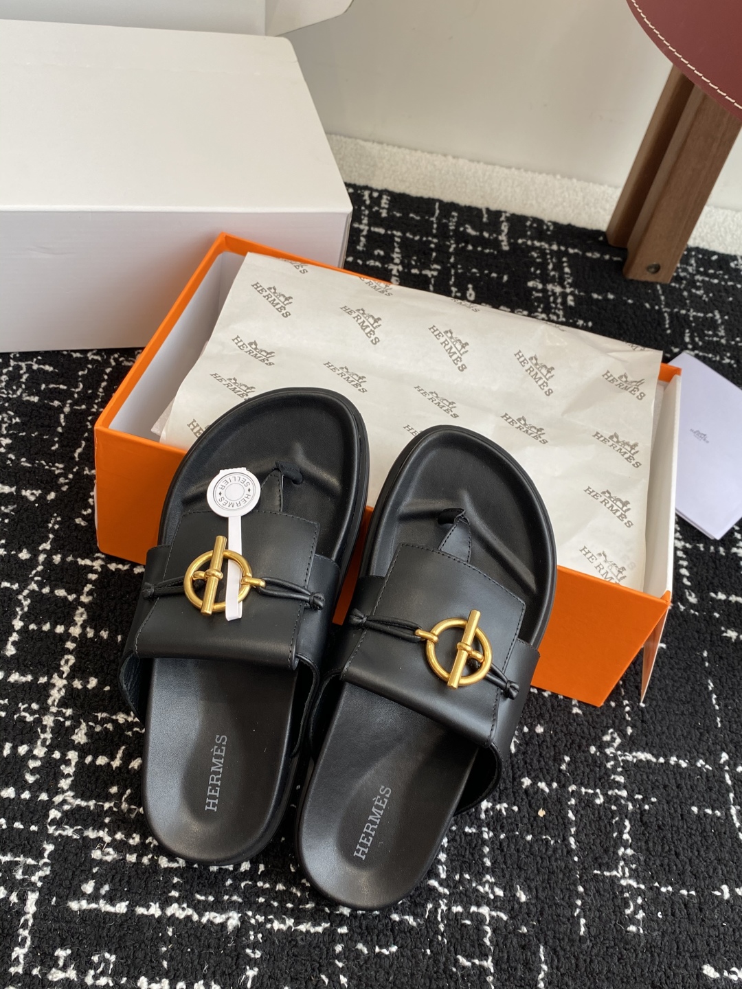 代购级
(⚠️官网同步✈️飞机盒包装）
HERMES 25ss 夹脚拖鞋在专柜是需要靠抢的，特别好搭

